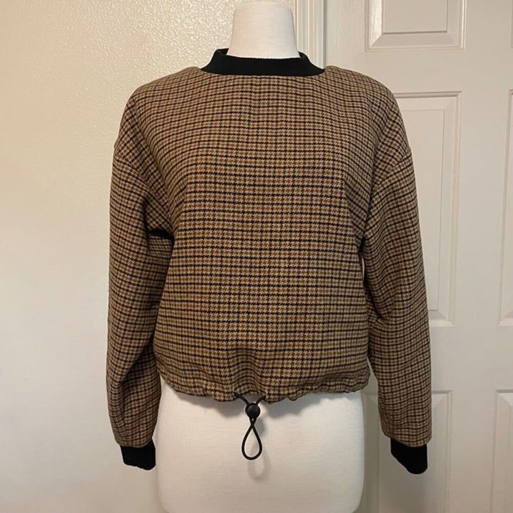 Bershka Long Sleeve Sweater Size Small – Stylish and Comfortable